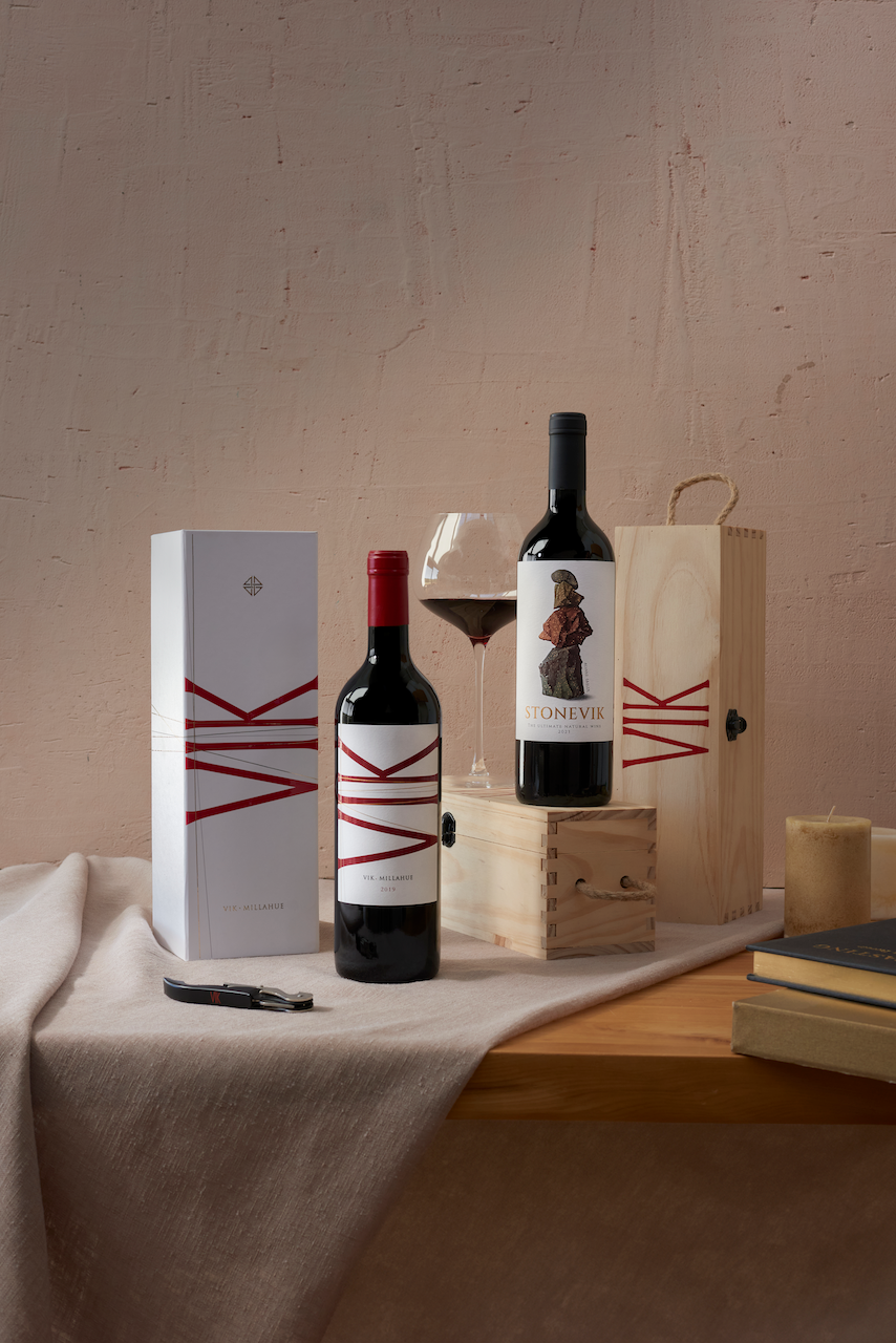 Pack: Vino VIK 2020 - 750ml + STONEVIK 2024 - 750ml + 2 GIFT BOX + Descorchador Eléctrico + Brochure STONEVIK de REGALO